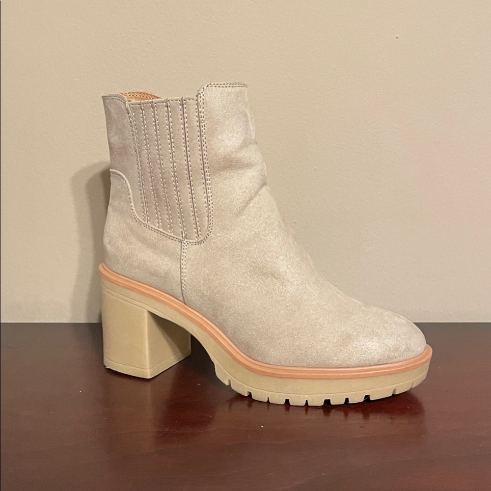 Universal Thread Beige Suede-Look Ankle Boots | Chunky Heel Lug Sole | Size 8